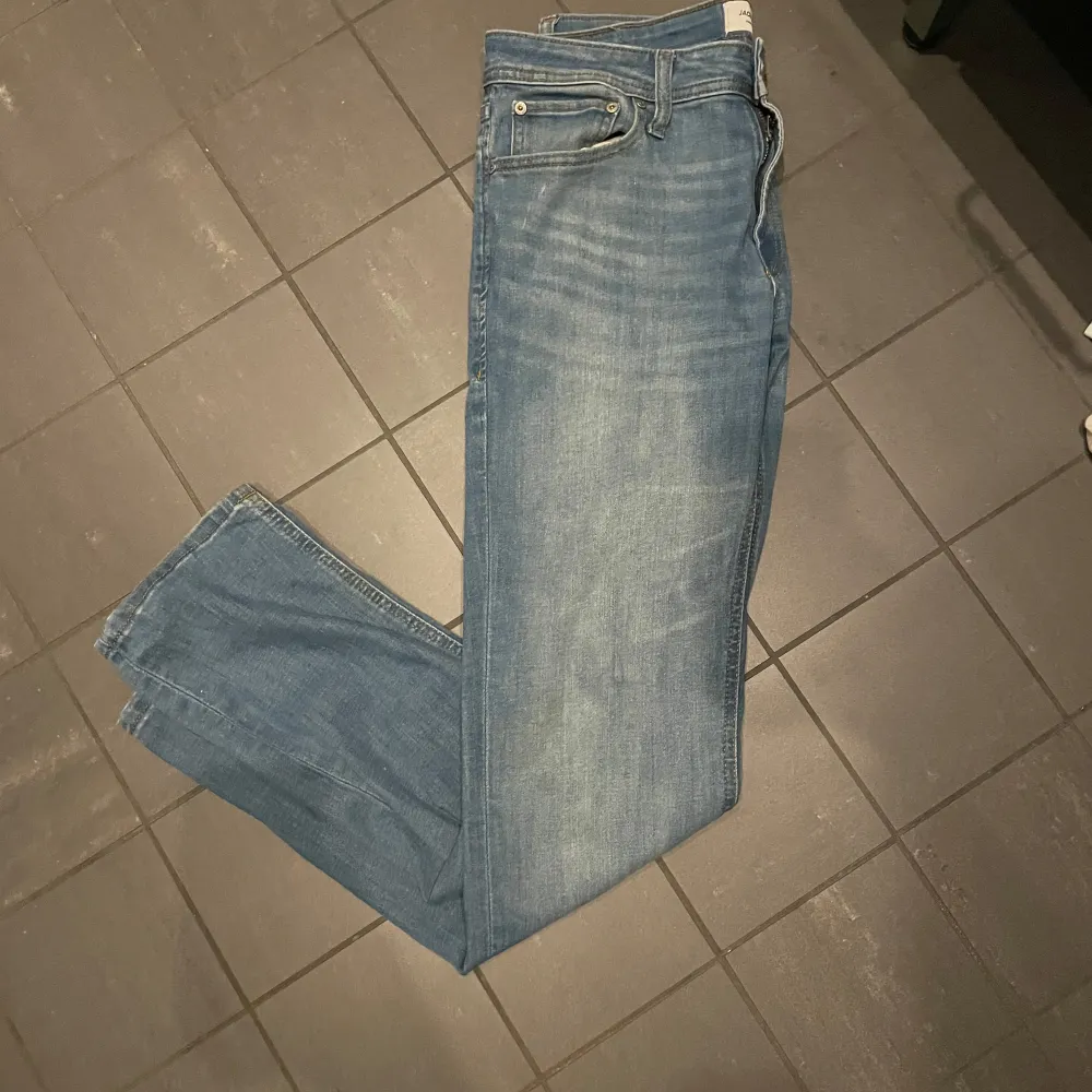 Säljer ett par snygga blå jeans i modellen Regular/Clark. De har en klassisk straight passform och är perfekta för vardagsbruk. Jeansen är i bra skick och har en stilren design och guldfärgade sömmar. Perfekta för både höst och vår!. Jeans & Byxor.