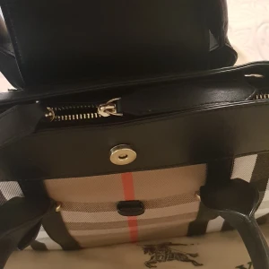 Väskor  - Mina väskor Andvända 2-3 gånger som nya, inga  skador och bra kvalitet,,