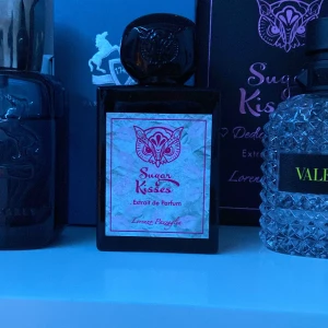 Lorenzo pazzaglia sugar kisses  - Säljer/byter denna fina doft. Det är runt 40-45ml/50ml kvar Boxen medföljer!