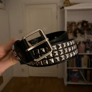 Y2k bälte  - Y2k bälte med nitar🌟har använts fåtal gånger