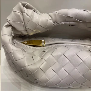 Bottega liknande väska  - Så snygg väska aldrig använd! 