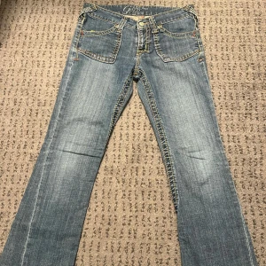 2000s jeans - midja rakt över: 38cm lår: 26cm innerben: 75cm