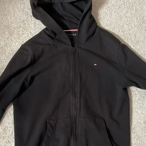Schysst Tommy Hilgfiger Zip Up tröja! - Skick 9/10 haft på mig denna tjocktröja ett få tal gånger pga att den blev för liten. 