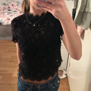 Svart spets topp  - Svart spets topp från zara som inte längre kommer till användning. 