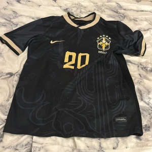 Svart Nike Brasilien tröja  - Hej säljer min fina Brasilien tröja som är ganska använd på sommaren och är i okej skick storlek medium. Vini jr