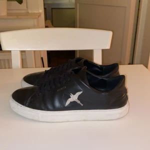 arigatos - säljer dessa sköna skor från axel arigato, skick 9/10 inga skador osv använda några få gånger, hör av dig!