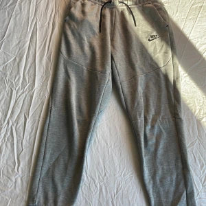 Nike tech byxor - Säljer mina Nike tech byxor i storlek 170 cm då jag växt ut dem nypris runt 1000 mitt 250