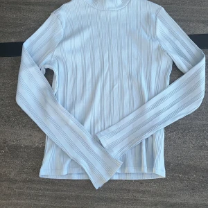 Ljusblå tröja Gina  - Använd en gång 