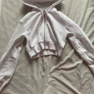 Vit Hoodie  - 10/10 skick använd några gånger men fortfarande väldigt bra skick köpt från h&m och den sitter som en magtröja 