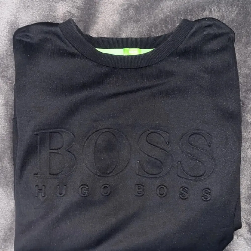 Skriv om ni har frågor! Hugo boss tröja, Den är limited edition. Slim fit men den passar ungefär som 16-M. Priset kan sänkas vid snabb affär. Hoodies.