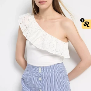 Vit topp  - Säljer denna söta topp från Lindex, helt oanvänd med prislapp kvar i storlek xs