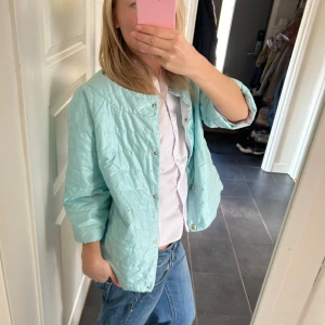 Ljusblå dunjacka  - Tunn trekvartsärmad dunjacka i ljusblå färg🫶 Kan tänka mig ett lägre pris!