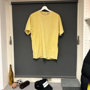 Skön t-shirt från Levi's - Säljer en snygg gul t-shirt från Levi's i storlek M. Jättebra skick endast använd vid ett fåtal tillfällen. Märkeströja.