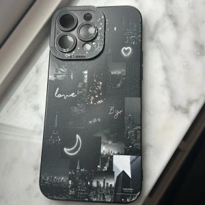 Skal  - iPhone 14 PRO Max skal nästintill nytt förutom en liten skada i högra hörnet(se bild 2) inget man märker av. 