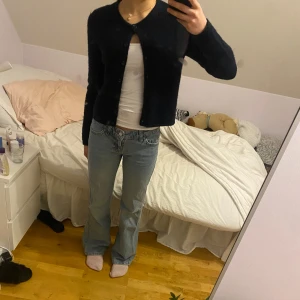 Gina tricot kofta o premium quality - Marin blå stickad kofta från Gina tricot i premium quality. Använd två gånger. Inga defekter. Köpt för 399kr säljs för 250kr. Färgen syns bäst på bild 3