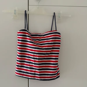 Topp Gina Tricot - Randig topp med smala band från Gina Tricot i väldigt fint skick! Använda ett fåtal gånger. 