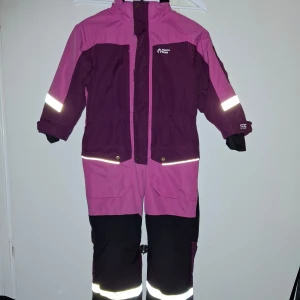 North Bend overall  - Mindre slitage nedtill som lätt sys ihop.  Saknar huvan då den vart stulen.  Mycket fin i övrigt.
