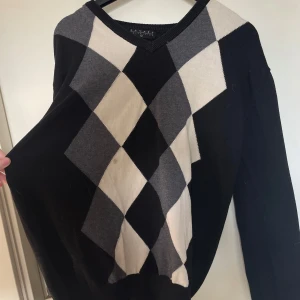 Rutig Sweatshirt  - sparsamt använd men har en liten fläck, står ingen storlek men skulle gissa på S.