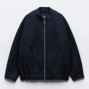 Bomberjacka - Sjukt snygg bomberjacka i lite ”ulligt” material. Skulle säga att den är mörkblå/svart beroende på vad det är för ljus ute 