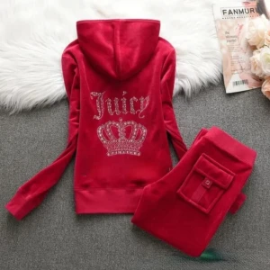 Röd Juicy Couture set - Säljer en superfin röd  Juicy Couture set med glittrande detaljer. Den har en stor krona och texten 'Juicy' i strass på ryggen. Perfekt för en avslappnad men ändå glamorös look. Passar både till vardags och festliga tillfällen. 🏆✨