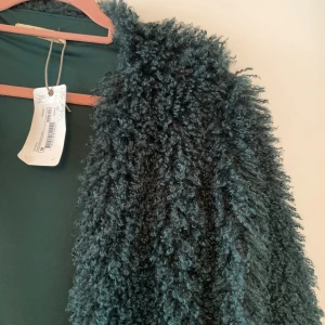 Lurvig jacka - Grön lurvig jacka helt oanvänd med prislappen kvar. 62 från axel till nederkant  47 bröstmått