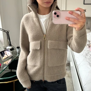 Kofta! - Så snygg kofta/jacka i fluffigt material perfekt till hösten😍