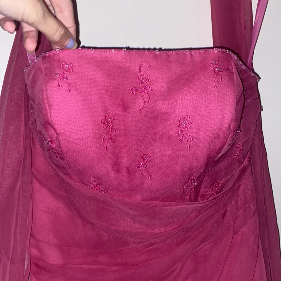 Rosa klänning med broderade detaljer - 90