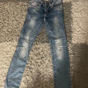 True religion jeans  - Vintage true religion jeans mått: Midja: 33cm Längd: 102cm Bredd: 20 Benöppning 16cm