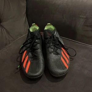 Fotbollsskor  - Säljer ett par Adidas skor. Väldigt bra skick och har använt dem väldigt lite.