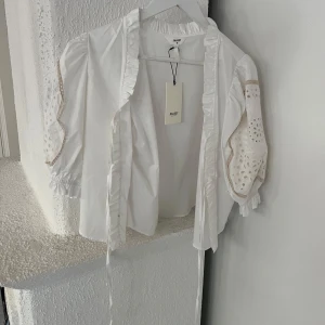 Vit blus - Vit blus från Object. Fina detaljer på ärmarna. 