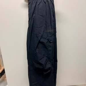 Parachute Wind Pant Mertra - Parachute Wind Pant från Mertra Mertra. Köpta förra året. Lätt använda, bra skick. 