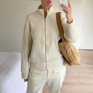 Stickad kofta - Vit/ljusbeige stickad tröja från Cartoon som köptes på zalando för ett år sedan. Storlek M men passar mig med XS också  