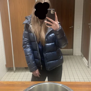Colmar jacka - Säljer min fina colmar vinter jacka. Jackan är i riktigt bra skick. Lätt glansig. Sista bilderna är bilder av jackans modell. Köpte för 5700kr. Jackan är storlek 38 men passar bra till mig som är xs-s.