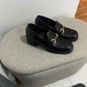 Loafers med klack - Loafers med klack från H&M. Använd få gånger, därför säljes vidare. Inga defekter! Perfekt att styla med strumpbyxor, kjol och blus eller kanske till o med höga strumpor för en äkta 90 tals look! 