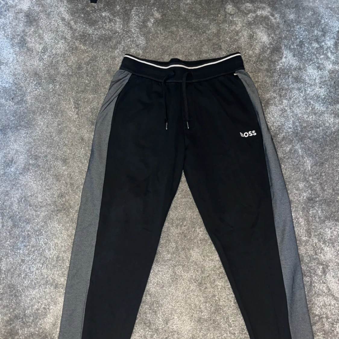 Svarta mjukisbyxor från Boss