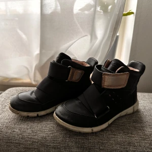 Ecco skor - Fint ecco skor. Färgen på framsidan är lite sliten men i övrigt i mycket gott skick.