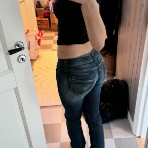 Lågmijade jeans  - Jättesnygga säljer dem för dem är lite försmå för mig. Är i storlek 36, raka I modellen