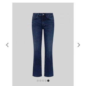 Mörkblå bootcut jeans Pepe Jeans - Så fina och sköna bootcut jeans från Pepe Jeans. Stretchiga men sitter bra, skönt material. Nypris ca 900kr. Väldigt bra kvalitet utöver lite trasiga längst ned pga för långa, skriv för bild. Innerbenslängd: 78 cm | Midjemått: 36 cm (rakt över) 🩷 