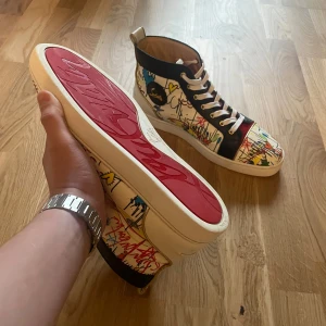 Louboutin Louis - Tja, säljer mina unika Louboutins i storlek 44 dem är i nästan perfekt skick 9,5/10, har ingenting og men dem är 100% äkta ✌️ Skriv om ni undrar något eller vill ha flera bilder 😎
