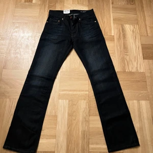 Mörkblå jeans från Crocker’s - Säljer ett par snygga mörkblå jeans från Crocker’s Regular fit. Aldrig använda i perfekt skick 10/10! Stl 28/32.