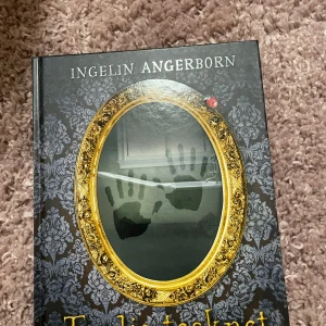 Tredje tecknet - En spännande bok av Ingelin Angerborn med en mystisk framsida som visar handavtryck i en spegel. Boken handlar om Olivia som hittar en mystisk nyckel och upplever märkliga händelser. Perfekt för dig som gillar mysterier och spänning!