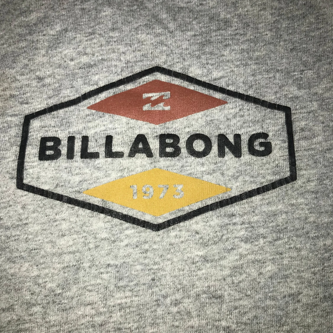Grå och svart t-shirt från Billabong - 90