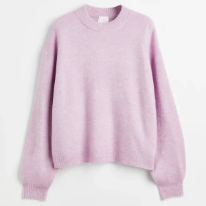 Stickad tröja - Stickad tröja ifrån hm. Den är rosa/lila i färgen. 