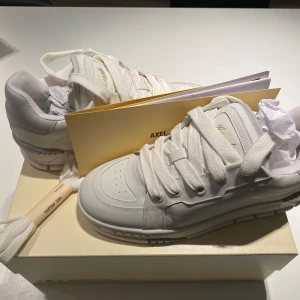 Axel arigato haze - Helt nya!!!  Säljer pågrund av fel storlek! Enbart testade så helt oanvända. Ny pris 3100, pris går att diskutera vid snabba affär!😁🙌🏻