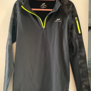 Löparjacka med reflexer på armarna - Nyskick Löparjacka Reflexer på armarna