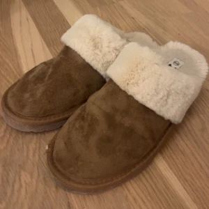 Innetofflor - Säljer dessa tofflor från lager 157 då de tyvärr var för små❣️som du ser finns det ett litet hål på framsidan så priset går att diskuteras