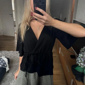 Omlottblus - Söt omlottblus från Missguided