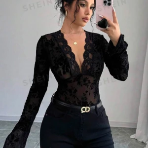 Venderby liknade topp - Säljer denna topp ifrån SHEIN i storlek S som likar venderbys kända topp. Fler bilder finns ej då den var förliten, aldrig använd  