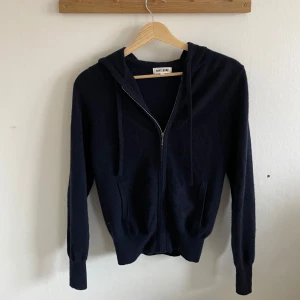 Marinblå soft goat zip hoodie - Säljer min jättefina zip tröja från softgoat i storlek xs då den inte kommer till användning längre. Nypris: 2695kr
