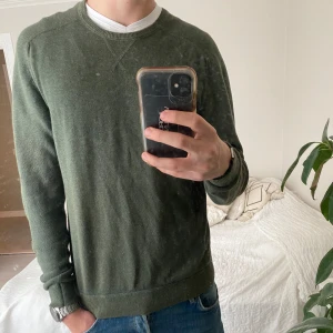 Stickad grön tröja - Hej, Jag säljer nu denna extremt snygga U ringade tröjan som är stickad i 100% bomull. Perfekt tröja nu till hösten/vintern! Storlek S Ny pris: 400kr Mitt pris:199kr Hör av er vid minsta fundering priset kan diskuteras vid snabbt köp